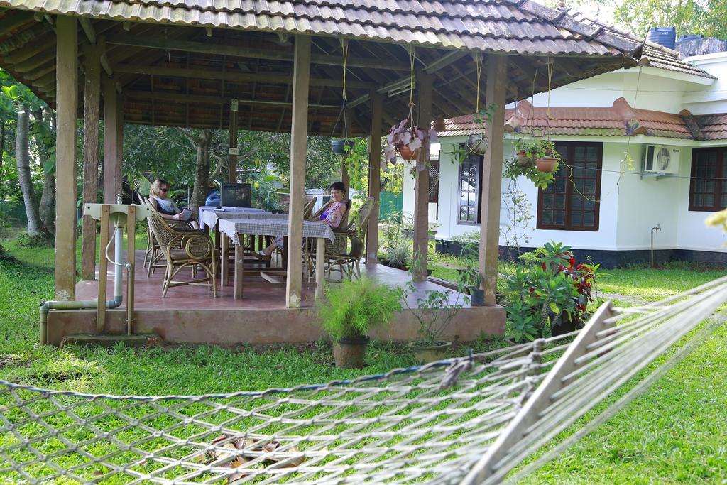 Lovedale Lakeside Homestay Alappuzha Exterior photo